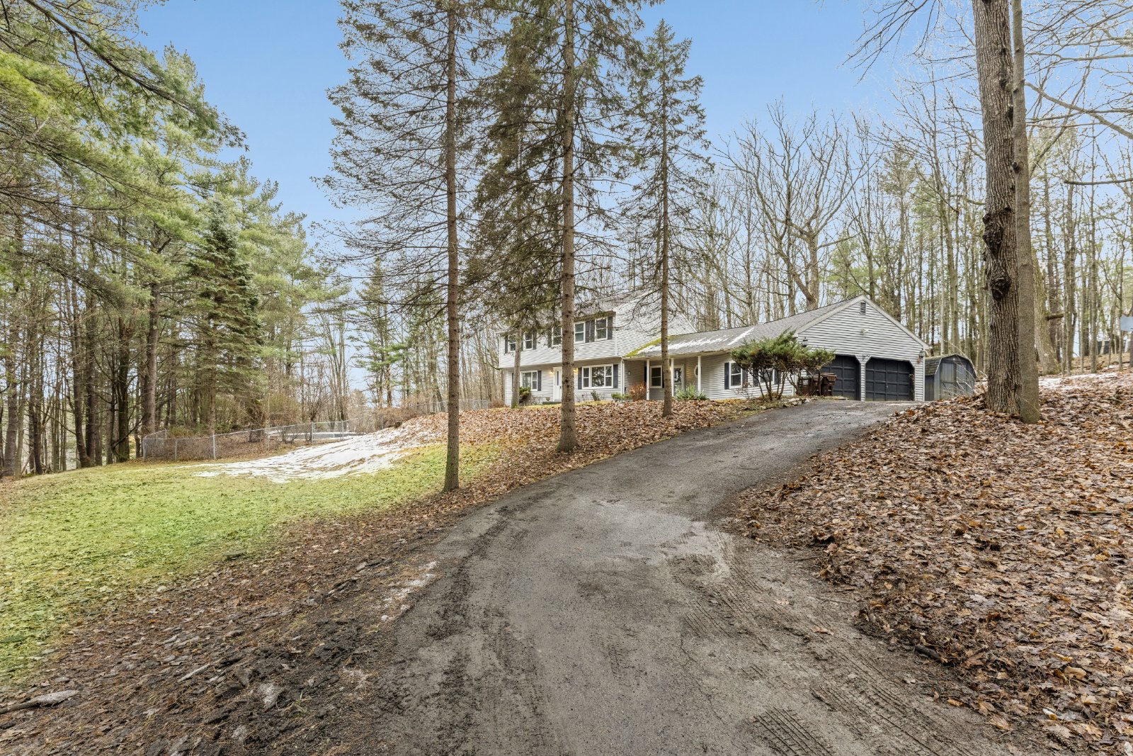 Amazing Opportunity Awaits! - 3 Bed/ 2.5 Bath Spacious Colonial on 1.5 Acres in the Award-Winning Voorheesville School District. property image