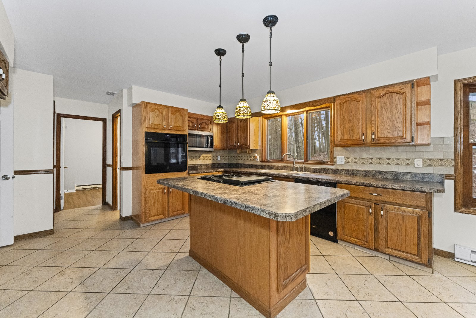 Amazing Opportunity Awaits! - 3 Bed/ 2.5 Bath Spacious Colonial on 1.5 Acres in the Award-Winning Voorheesville School District. property image