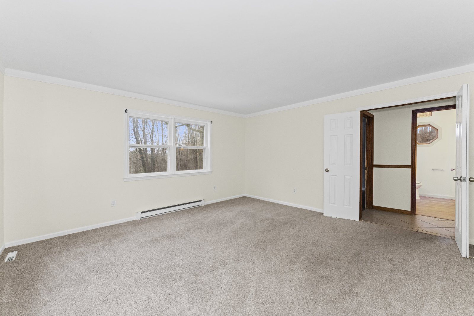 Amazing Opportunity Awaits! - 3 Bed/ 2.5 Bath Spacious Colonial on 1.5 Acres in the Award-Winning Voorheesville School District. property image