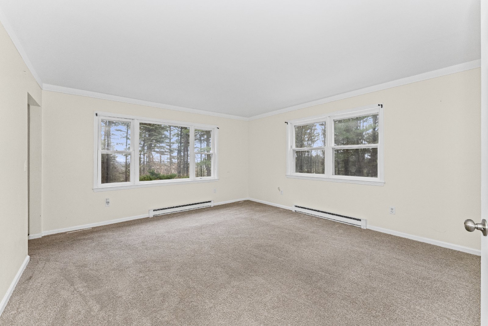 Amazing Opportunity Awaits! - 3 Bed/ 2.5 Bath Spacious Colonial on 1.5 Acres in the Award-Winning Voorheesville School District. property image