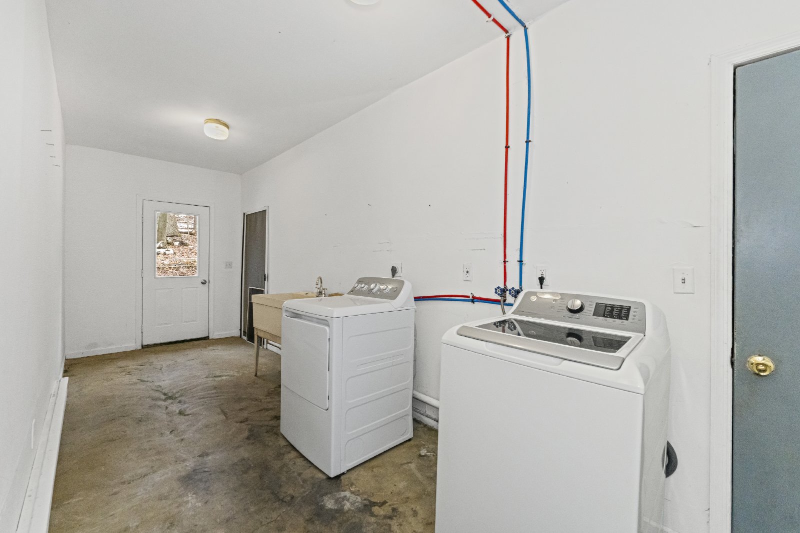 Amazing Opportunity Awaits! - 3 Bed/ 2.5 Bath Spacious Colonial on 1.5 Acres in the Award-Winning Voorheesville School District. property image