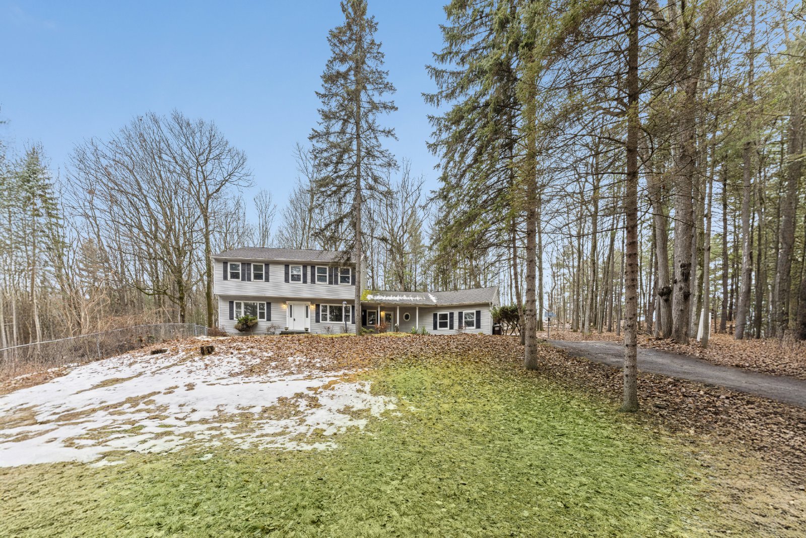 Amazing Opportunity Awaits! - 3 Bed/ 2.5 Bath Spacious Colonial on 1.5 Acres in the Award-Winning Voorheesville School District. property image